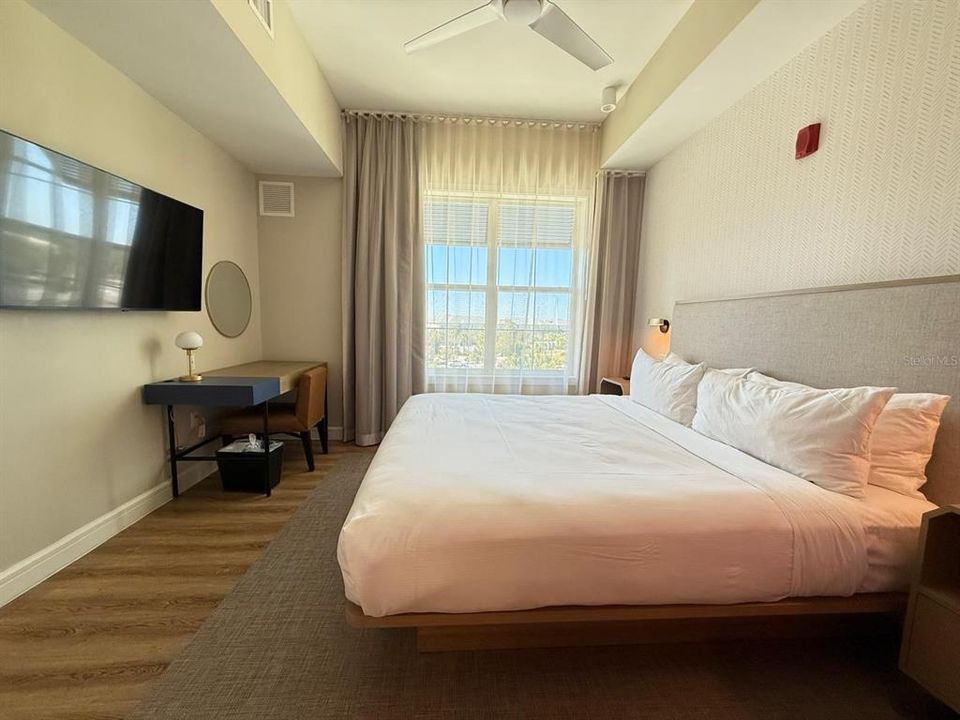 待售: $370,000 (1 贝兹, 1 浴室, 734 平方英尺)