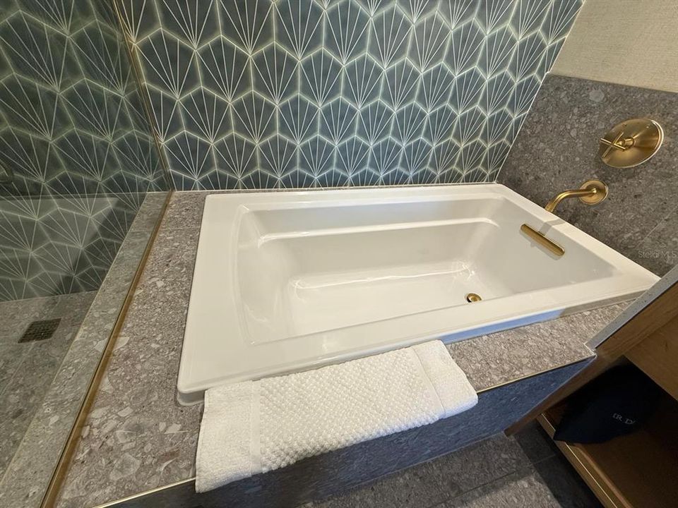 待售: $370,000 (1 贝兹, 1 浴室, 734 平方英尺)