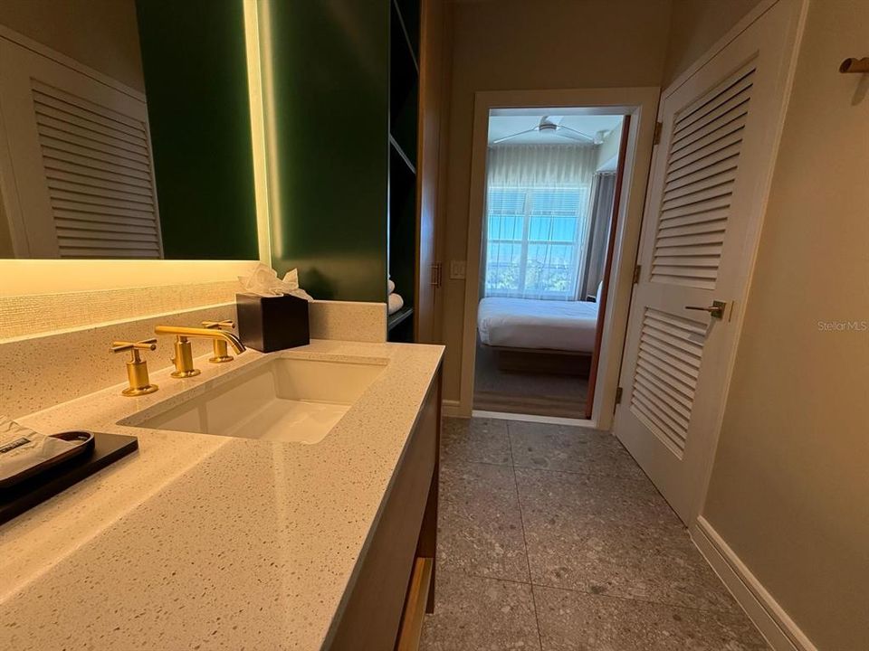 待售: $370,000 (1 贝兹, 1 浴室, 734 平方英尺)