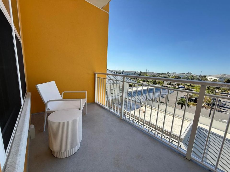 待售: $370,000 (1 贝兹, 1 浴室, 734 平方英尺)