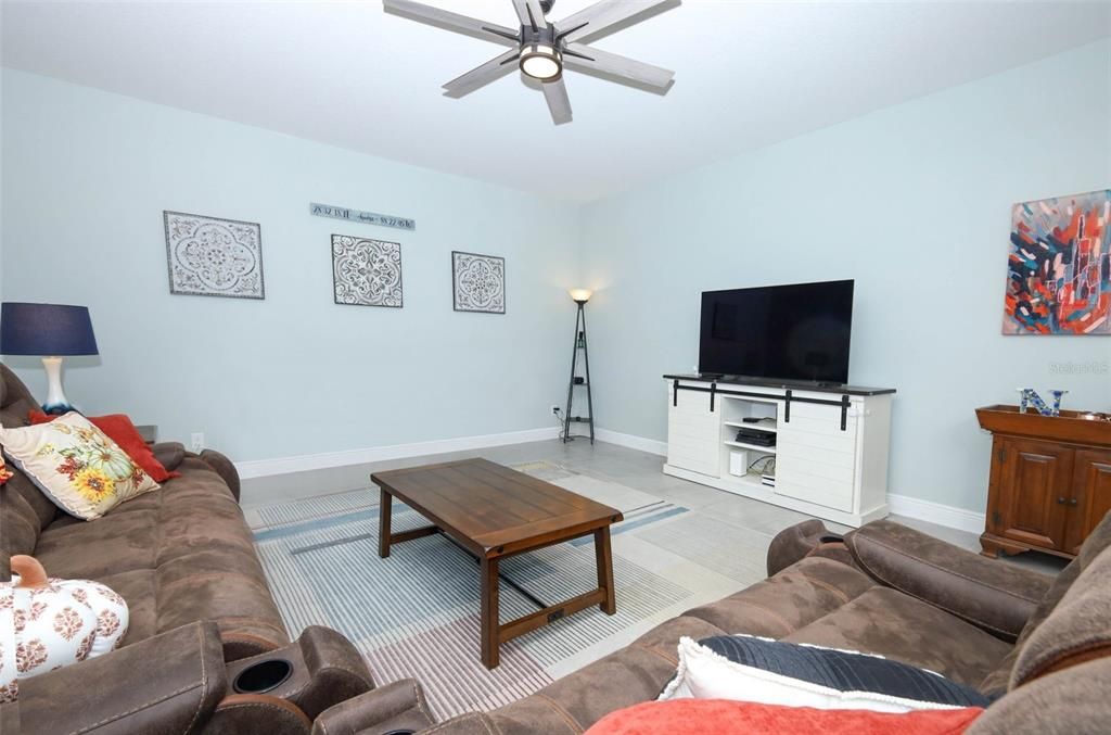 合同活跃: $452,500 (4 贝兹, 3 浴室, 2580 平方英尺)