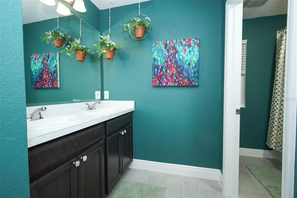 合同活跃: $452,500 (4 贝兹, 3 浴室, 2580 平方英尺)