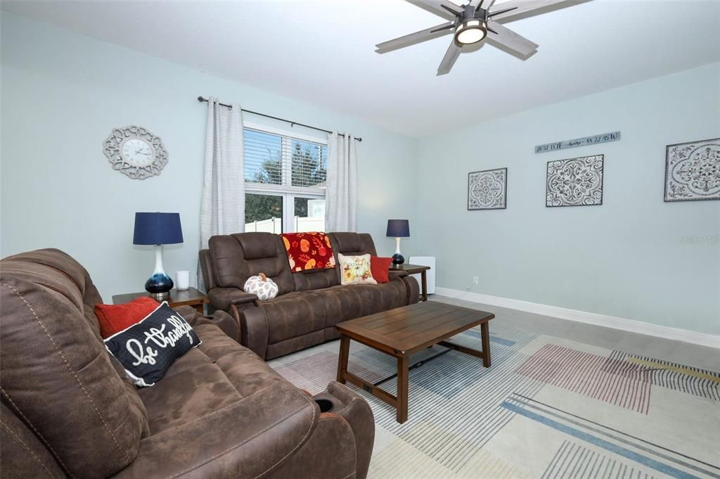 合同活跃: $452,500 (4 贝兹, 3 浴室, 2580 平方英尺)