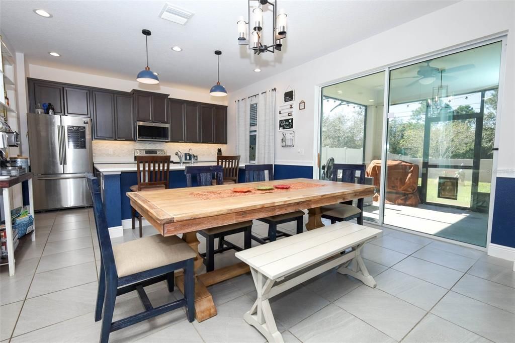 合同活跃: $452,500 (4 贝兹, 3 浴室, 2580 平方英尺)