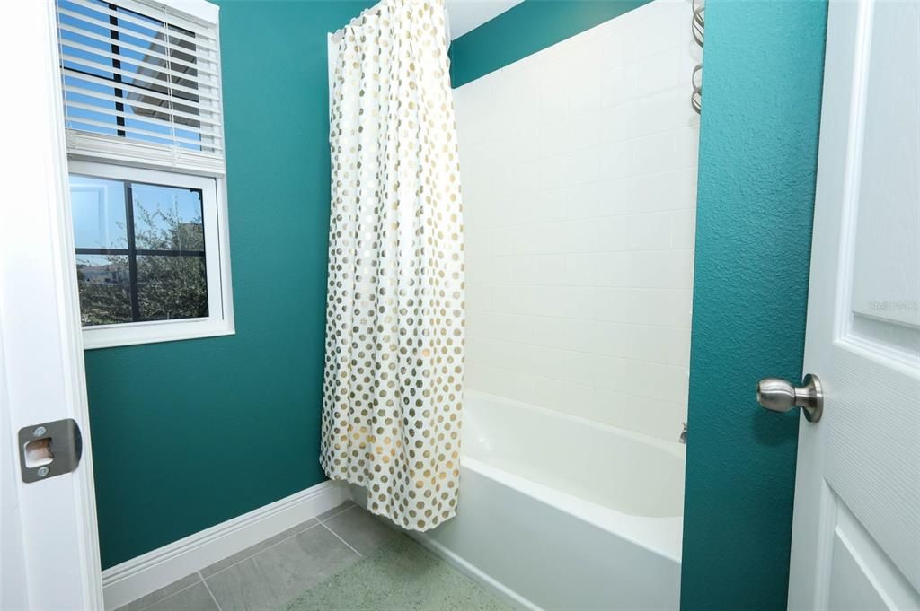 合同活跃: $452,500 (4 贝兹, 3 浴室, 2580 平方英尺)