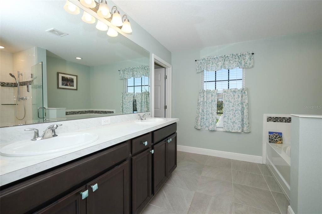 合同活跃: $452,500 (4 贝兹, 3 浴室, 2580 平方英尺)