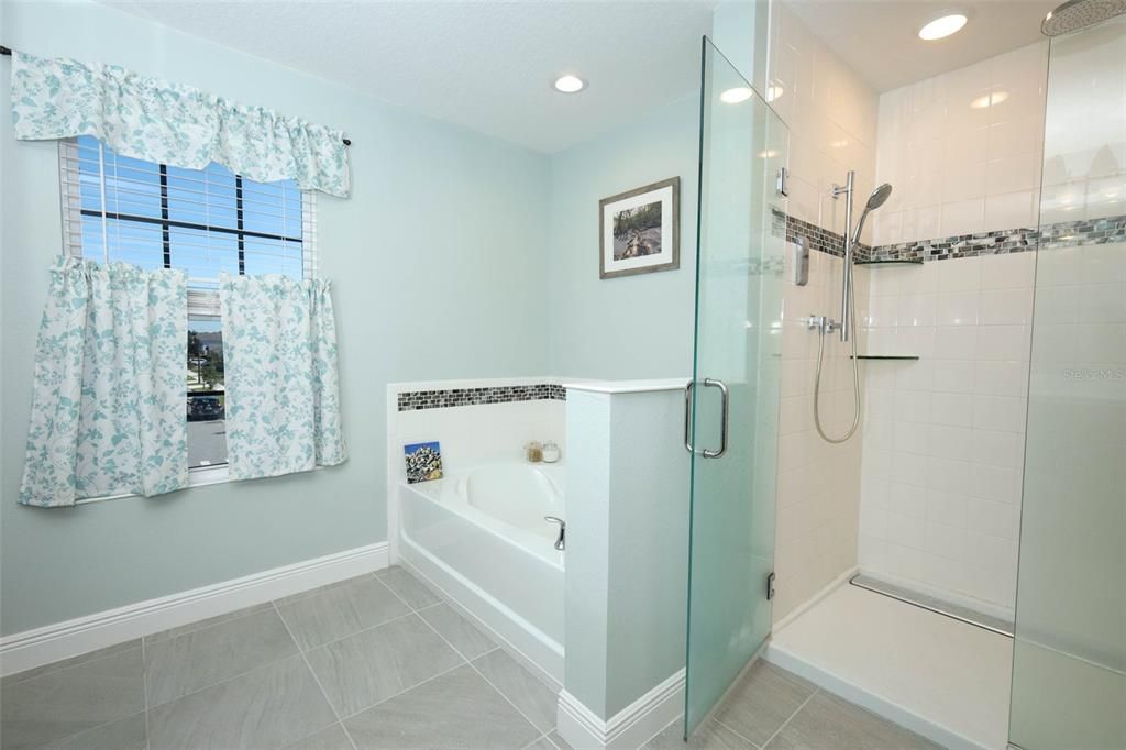 合同活跃: $452,500 (4 贝兹, 3 浴室, 2580 平方英尺)