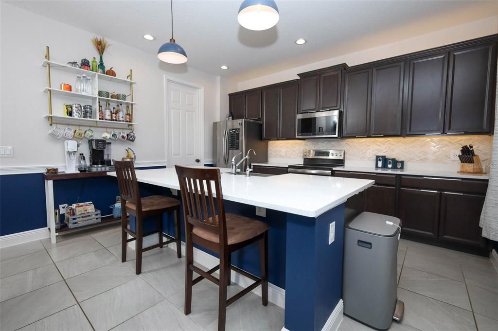 合同活跃: $452,500 (4 贝兹, 3 浴室, 2580 平方英尺)