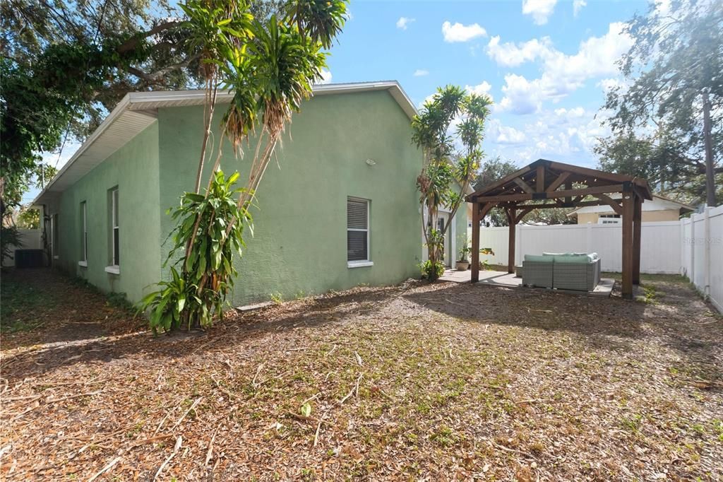 For Rent: $3,195 (4 beds, 2 baths, 1678 Square Feet)