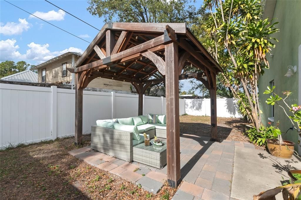 For Rent: $3,195 (4 beds, 2 baths, 1678 Square Feet)