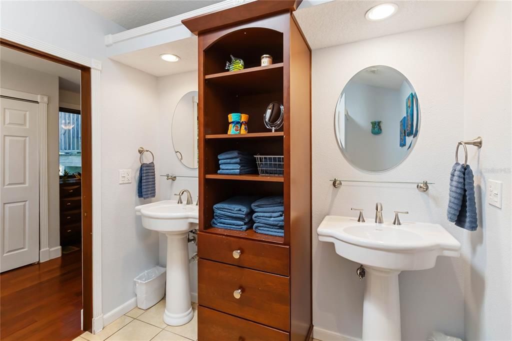 Под контрактом: $839,000 (4 спален, 4 ванн, 3778 Квадратных фут)