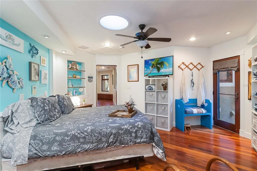 Под контрактом: $839,000 (4 спален, 4 ванн, 3778 Квадратных фут)