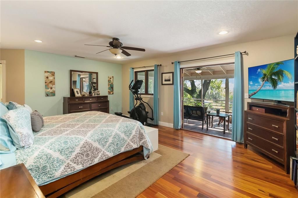 Под контрактом: $839,000 (4 спален, 4 ванн, 3778 Квадратных фут)