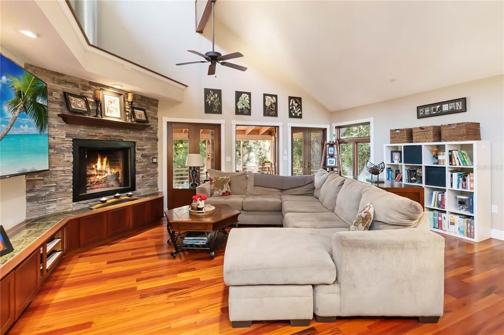 Под контрактом: $839,000 (4 спален, 4 ванн, 3778 Квадратных фут)