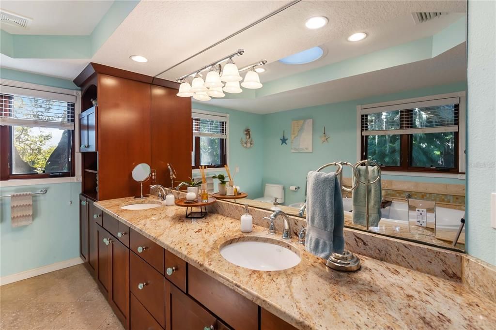 Под контрактом: $839,000 (4 спален, 4 ванн, 3778 Квадратных фут)