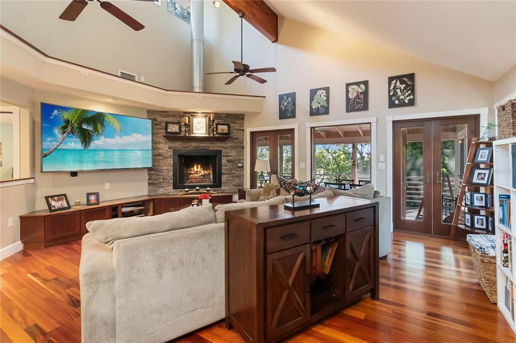 Под контрактом: $839,000 (4 спален, 4 ванн, 3778 Квадратных фут)