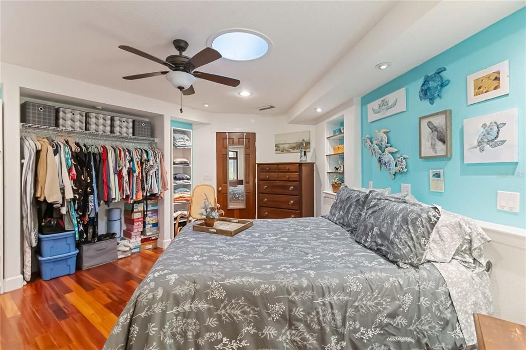 Под контрактом: $839,000 (4 спален, 4 ванн, 3778 Квадратных фут)