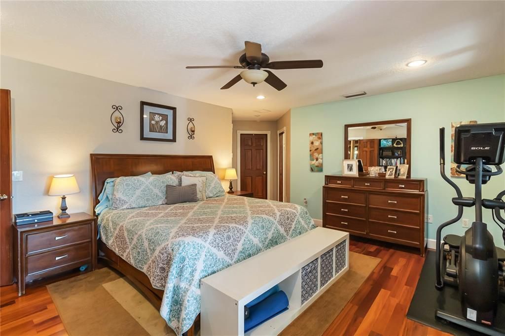 Под контрактом: $839,000 (4 спален, 4 ванн, 3778 Квадратных фут)