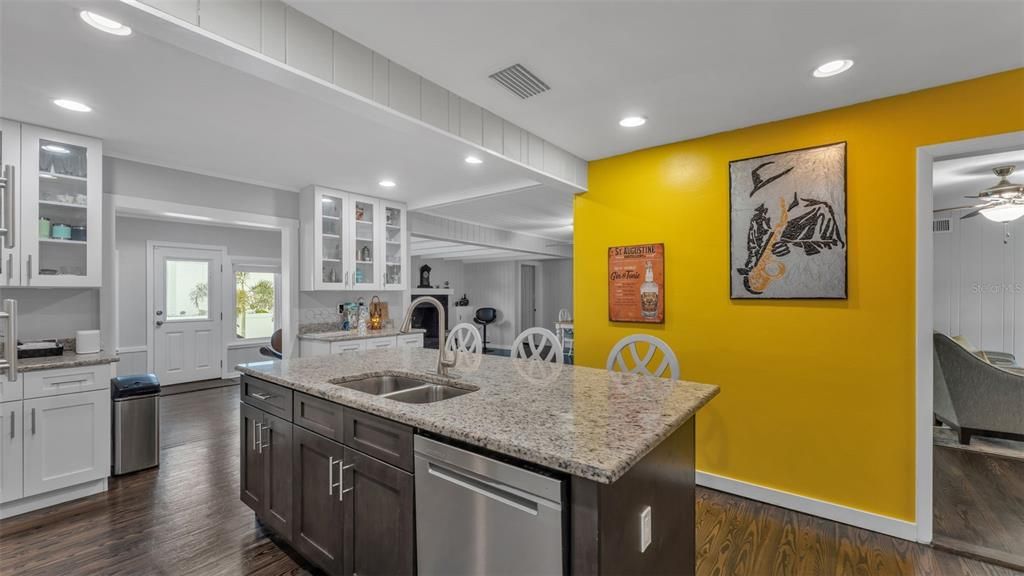 En Venta: $549,000 (4 camas, 2 baños, 2332 Pies cuadrados)