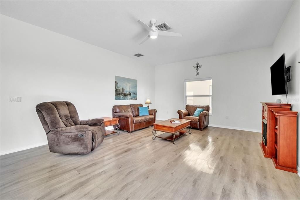 出租: $3,545 (4 贝兹, 2 浴室, 2593 平方英尺)