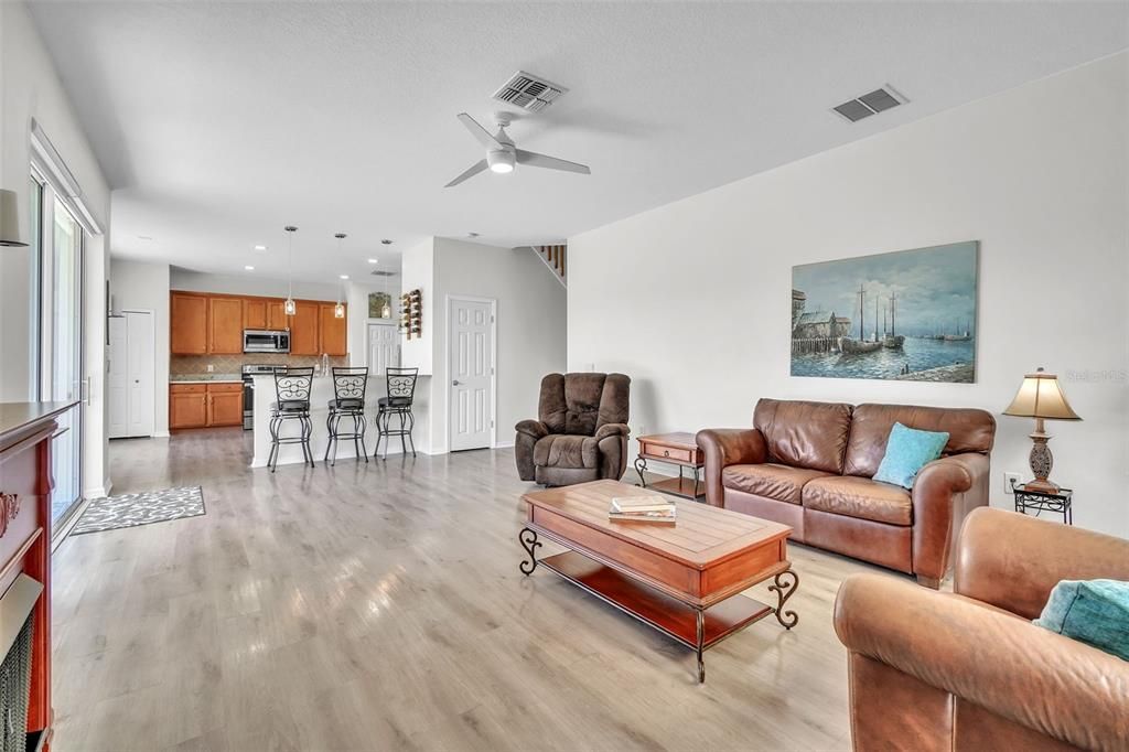 出租: $3,545 (4 贝兹, 2 浴室, 2593 平方英尺)