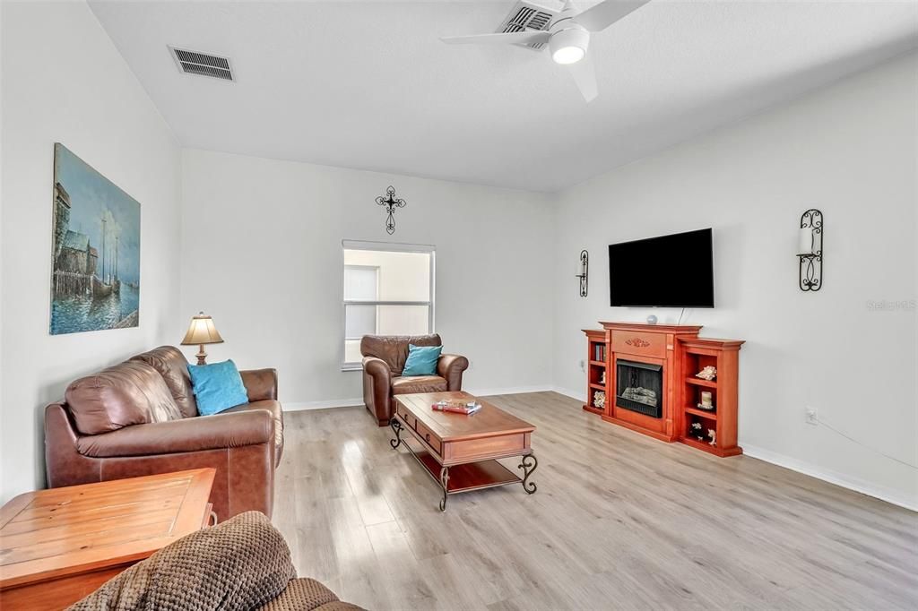 出租: $3,545 (4 贝兹, 2 浴室, 2593 平方英尺)