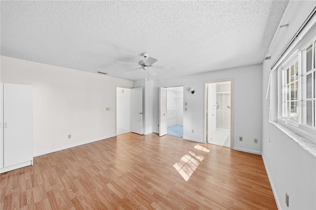 Active With Contract: $160,000 (2 beds, 2 baths, 1688 Square Feet)