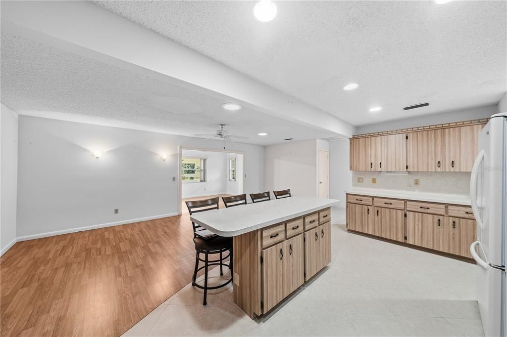 Active With Contract: $160,000 (2 beds, 2 baths, 1688 Square Feet)