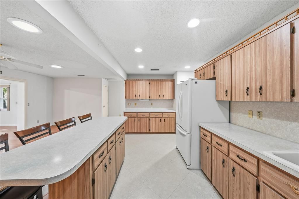 Active With Contract: $160,000 (2 beds, 2 baths, 1688 Square Feet)