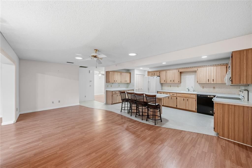 Active With Contract: $160,000 (2 beds, 2 baths, 1688 Square Feet)