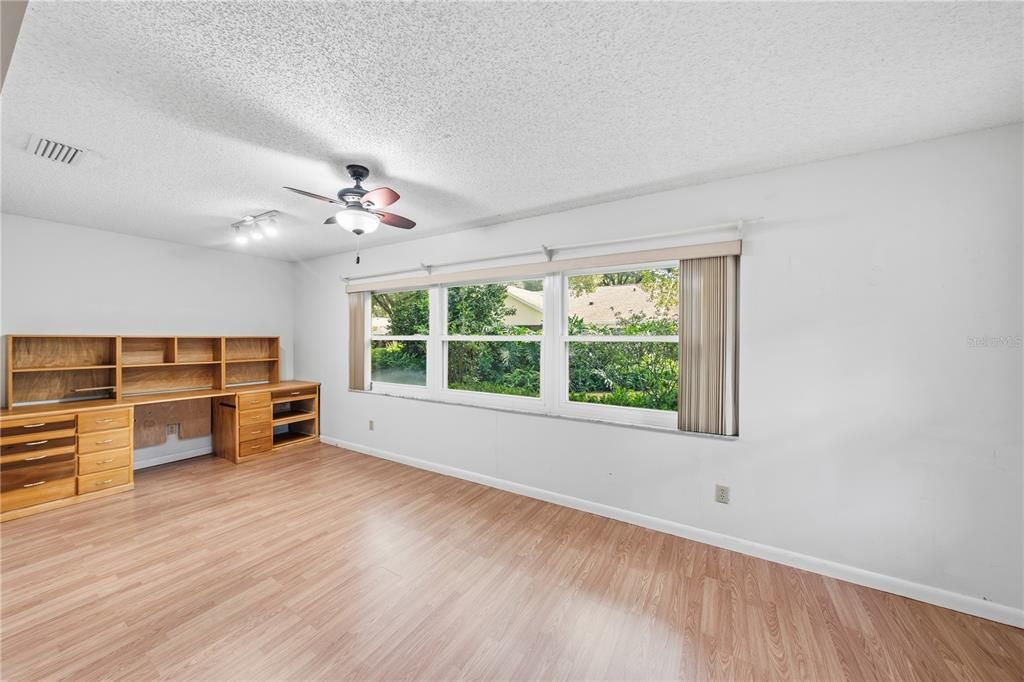 Active With Contract: $160,000 (2 beds, 2 baths, 1688 Square Feet)