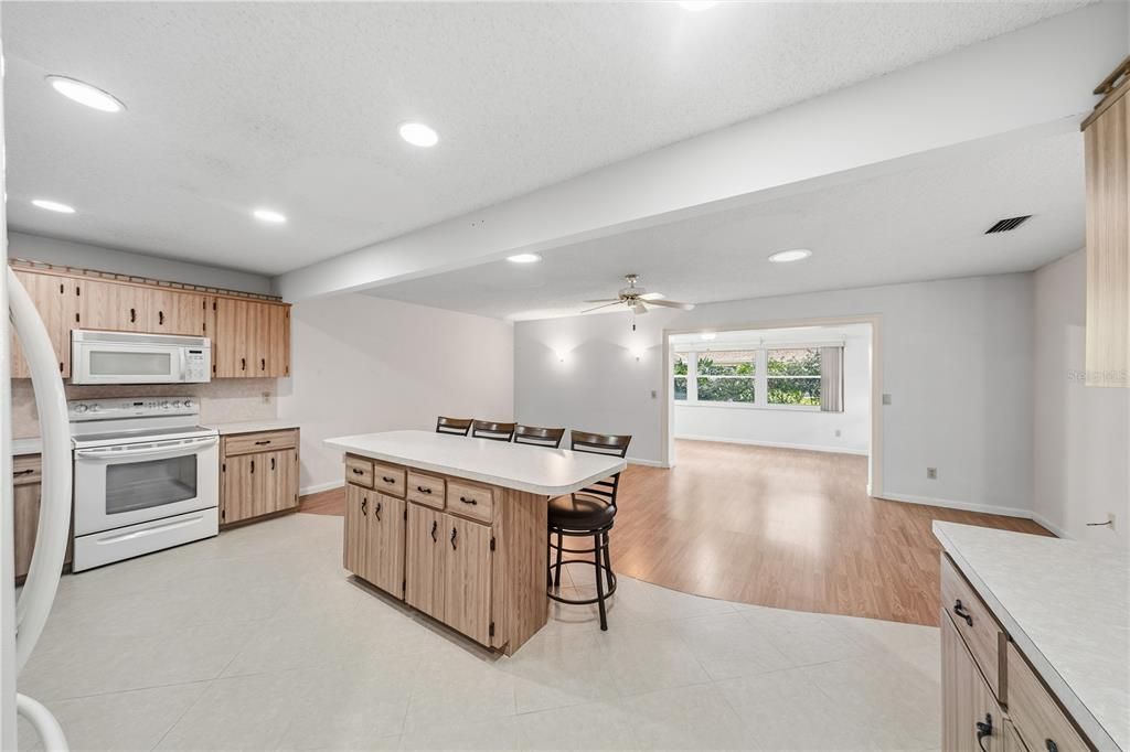 Active With Contract: $160,000 (2 beds, 2 baths, 1688 Square Feet)