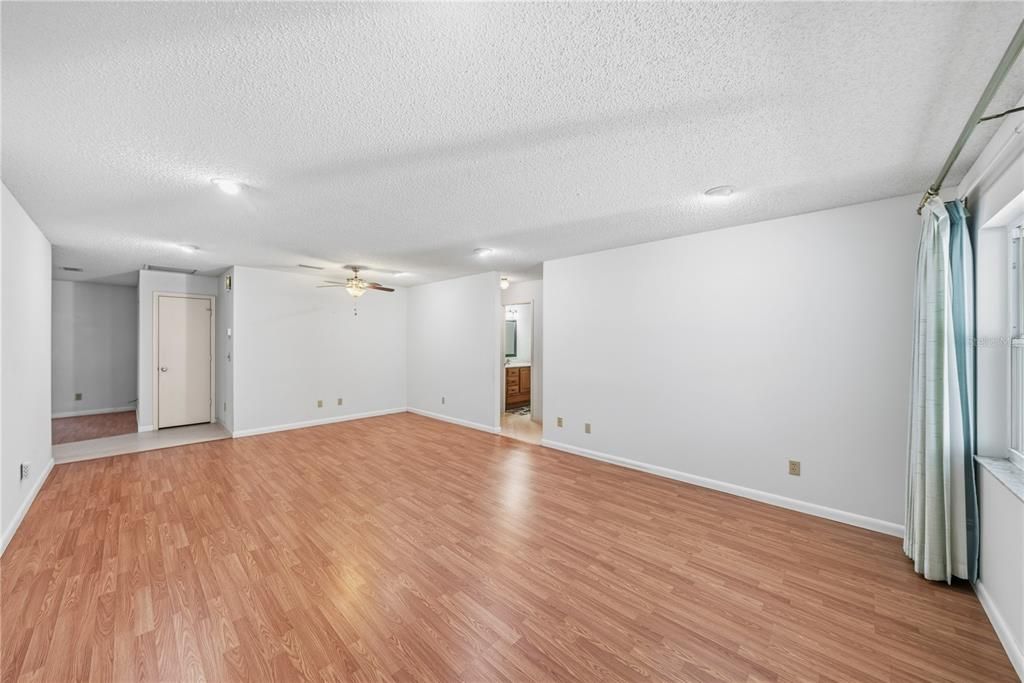 Active With Contract: $160,000 (2 beds, 2 baths, 1688 Square Feet)