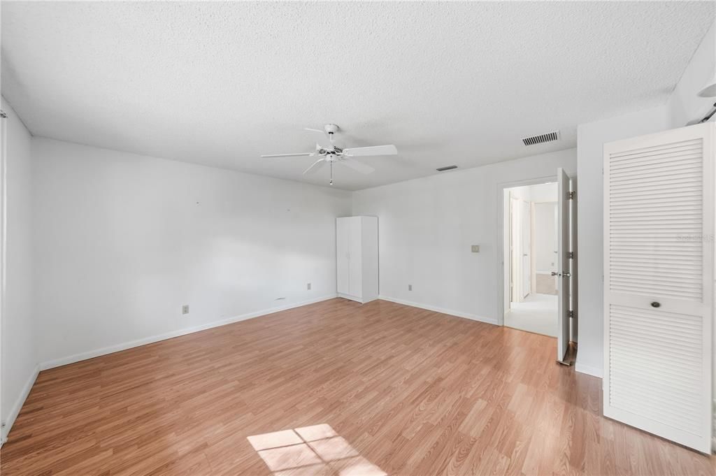 Active With Contract: $160,000 (2 beds, 2 baths, 1688 Square Feet)