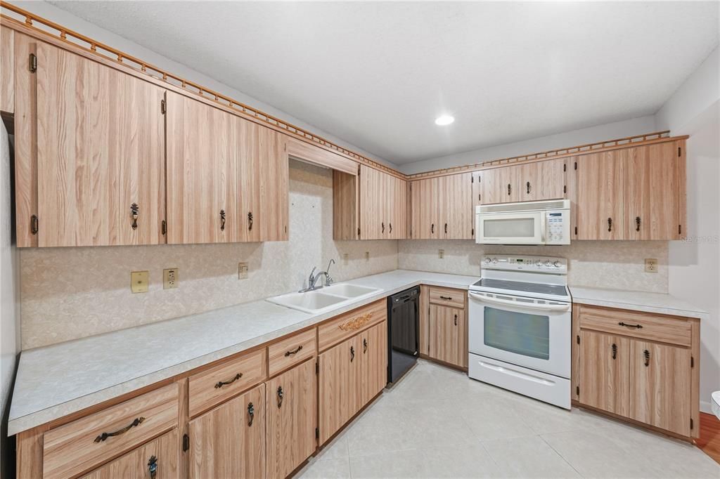 Active With Contract: $160,000 (2 beds, 2 baths, 1688 Square Feet)