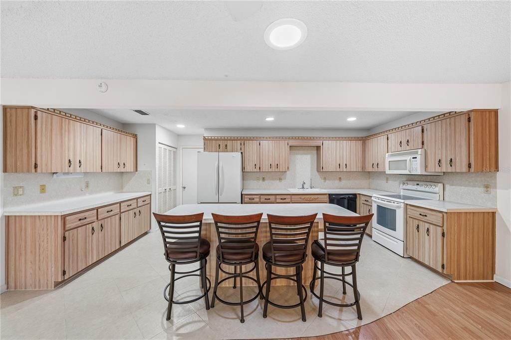 Active With Contract: $160,000 (2 beds, 2 baths, 1688 Square Feet)