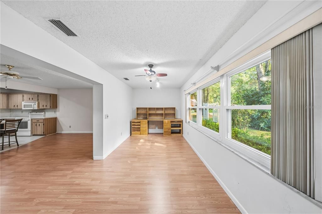 Active With Contract: $160,000 (2 beds, 2 baths, 1688 Square Feet)