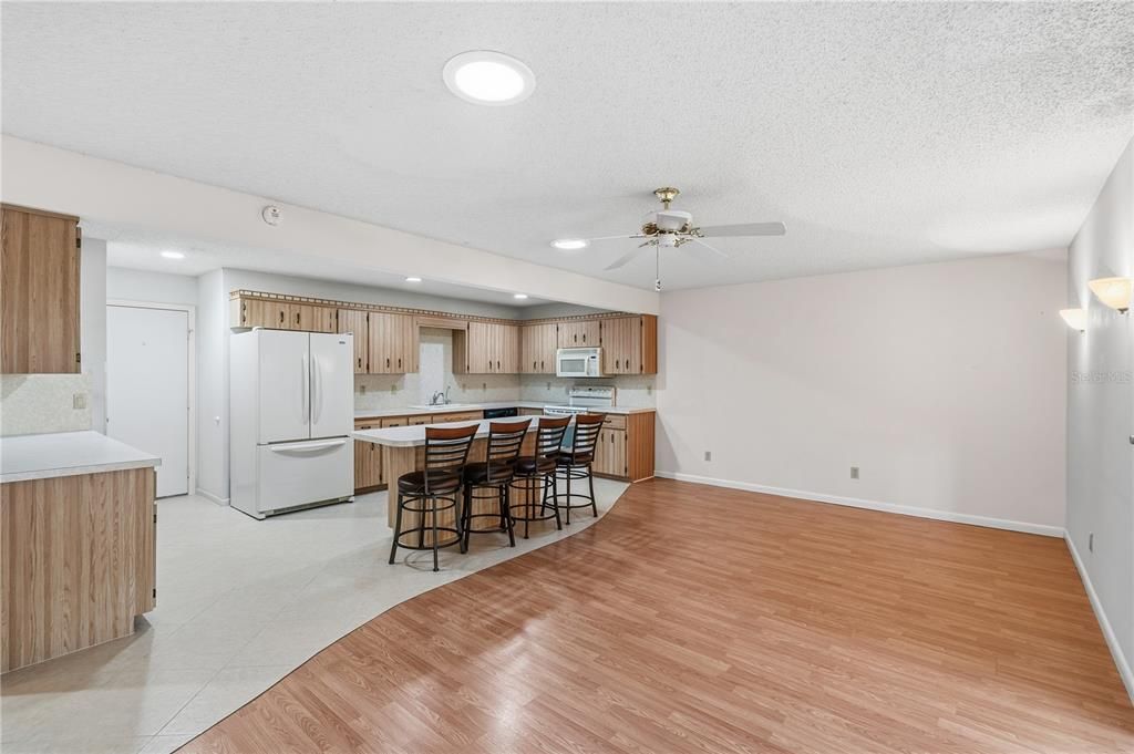 Active With Contract: $160,000 (2 beds, 2 baths, 1688 Square Feet)