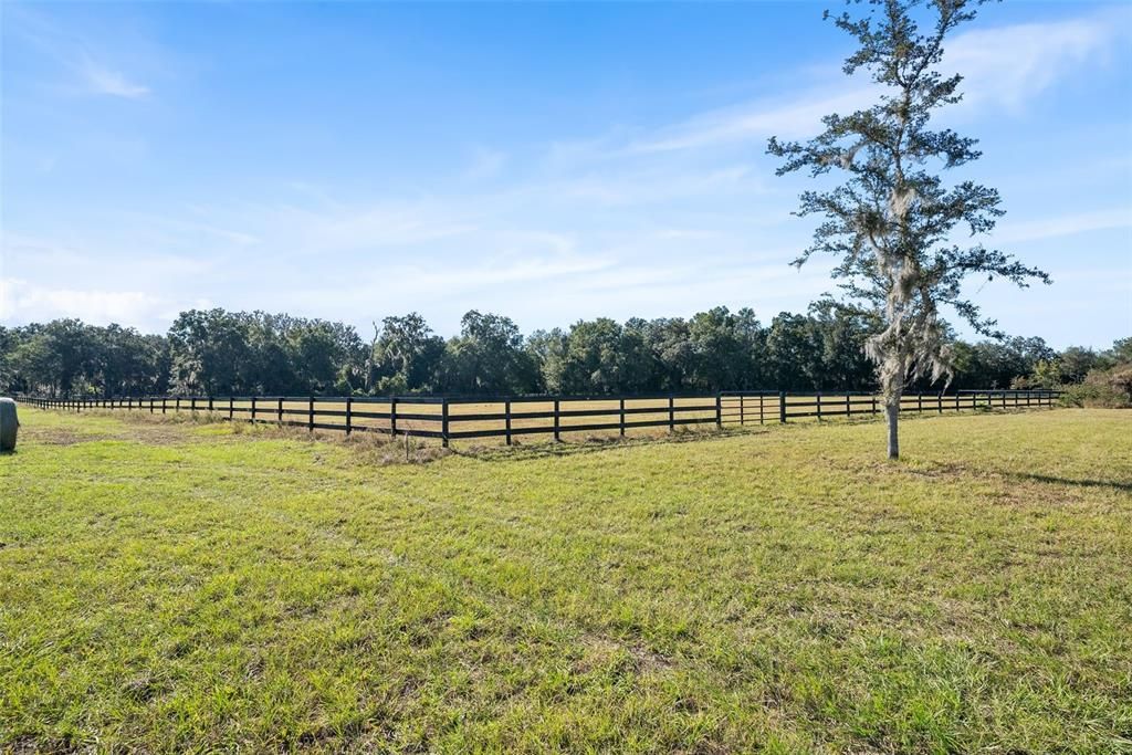 На продажу: $399,000 (4.64 acres)