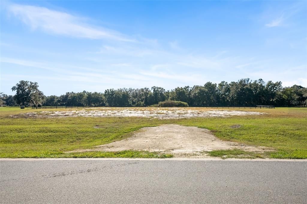 На продажу: $399,000 (4.64 acres)