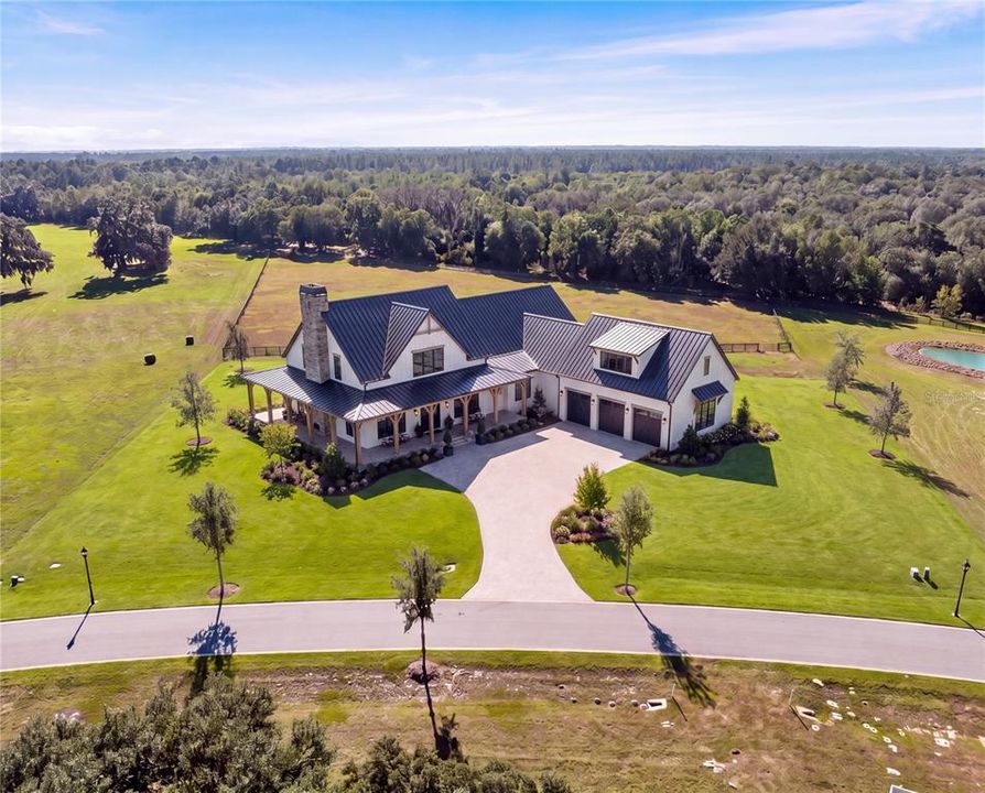 На продажу: $575,000 (4.64 acres)