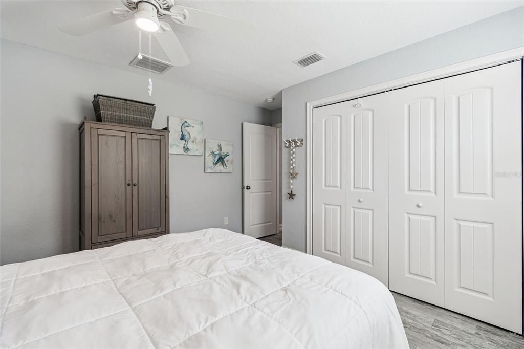 合同活跃: $649,900 (4 贝兹, 2 浴室, 2175 平方英尺)