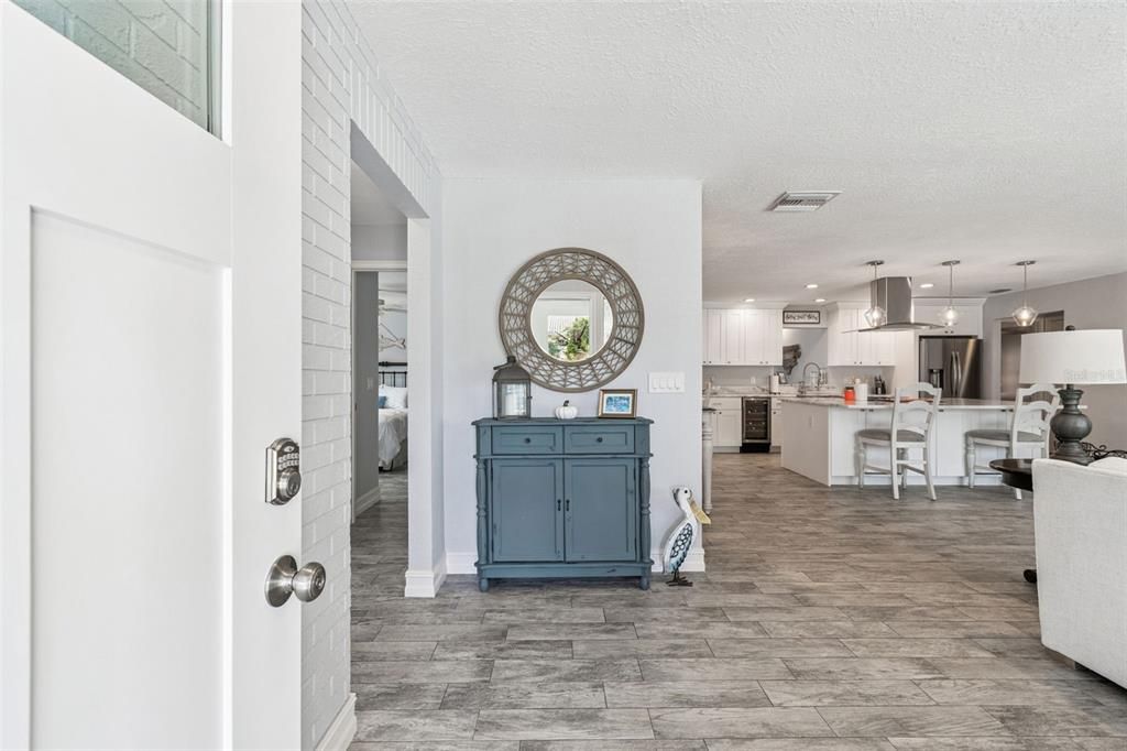 合同活跃: $649,900 (4 贝兹, 2 浴室, 2175 平方英尺)