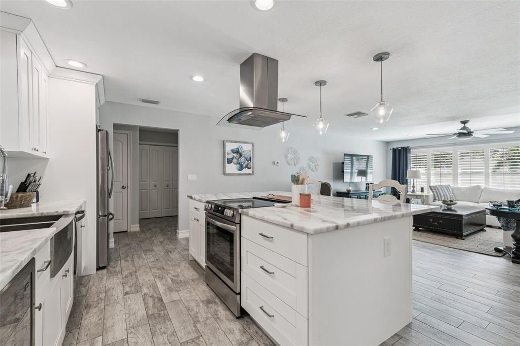 合同活跃: $649,900 (4 贝兹, 2 浴室, 2175 平方英尺)