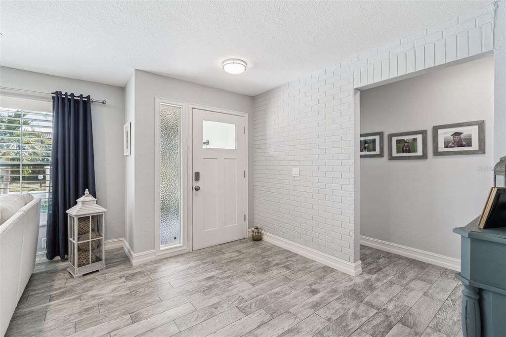 合同活跃: $649,900 (4 贝兹, 2 浴室, 2175 平方英尺)