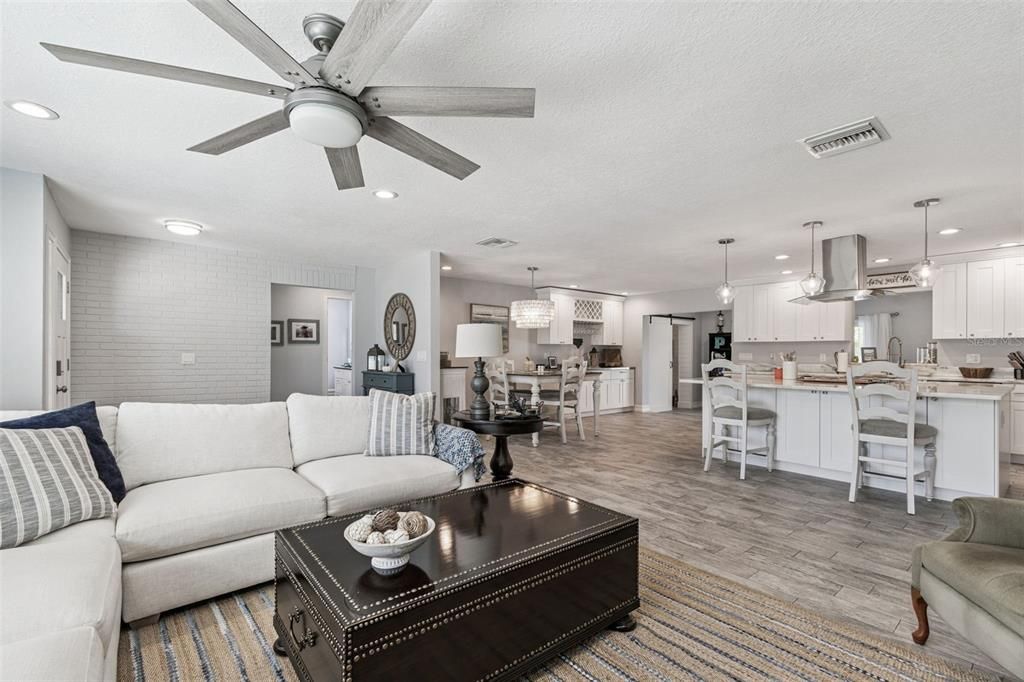 合同活跃: $649,900 (4 贝兹, 2 浴室, 2175 平方英尺)