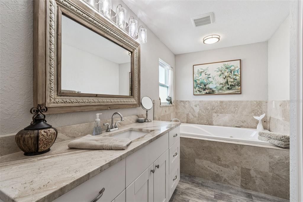 合同活跃: $649,900 (4 贝兹, 2 浴室, 2175 平方英尺)