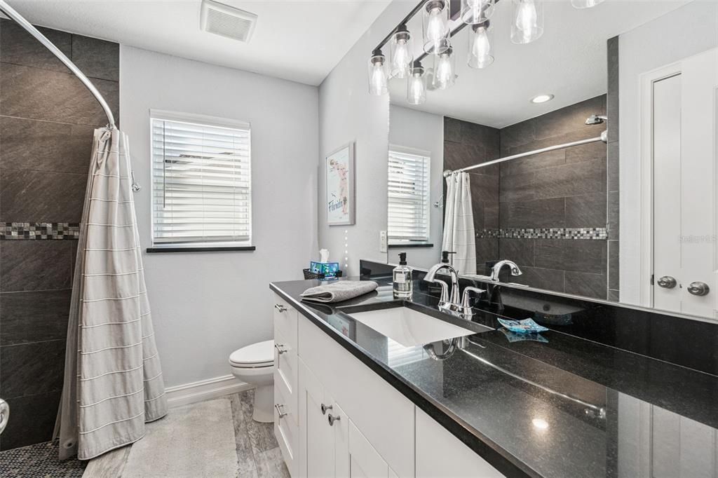 合同活跃: $649,900 (4 贝兹, 2 浴室, 2175 平方英尺)