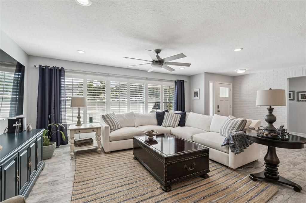 合同活跃: $649,900 (4 贝兹, 2 浴室, 2175 平方英尺)