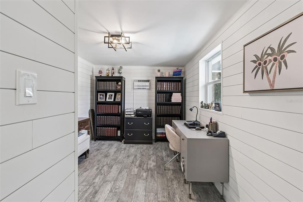 合同活跃: $649,900 (4 贝兹, 2 浴室, 2175 平方英尺)